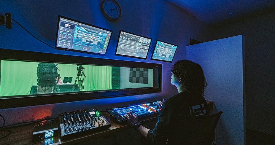 スタッフが機材を操作しているイメージ